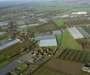 805970 Luchtfoto van het tuinbouwgebied met kassen aan de Alendorperweg te Vleuten (gemeente Vleuten-De Meern).N.B. De ...